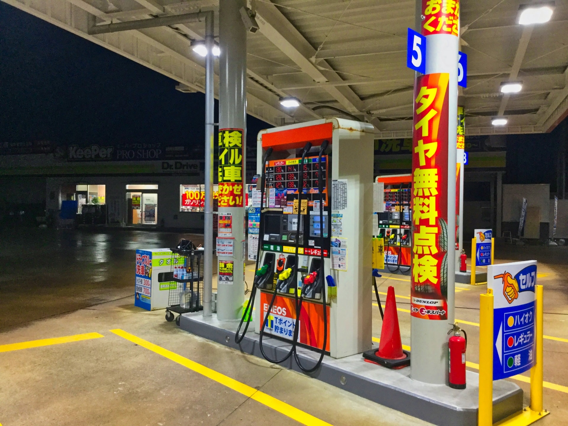 夜のガソリンスタンドの画像
