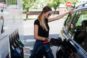 ガソリン補給をする女性の画像