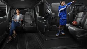 車内でくつろぐ男性とちょけるBoyの画像
