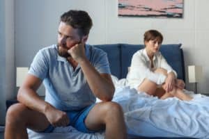 悩む夫婦の画像