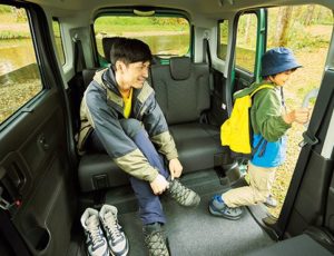 リヤシートに座る男性の画像