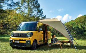 純正カータープの下でくつろぐ男性の画像