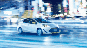 街中を走るアクアの画像