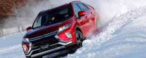 雪道を走るエクリプス クロスの画像